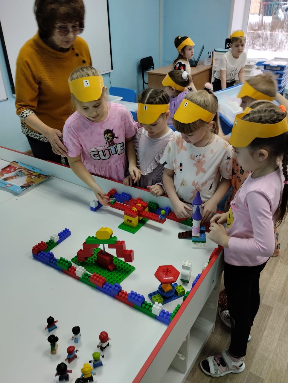Занятие по LEGO конструированию в подготовительной группе. Воспитатель Студнева Н.Ф.